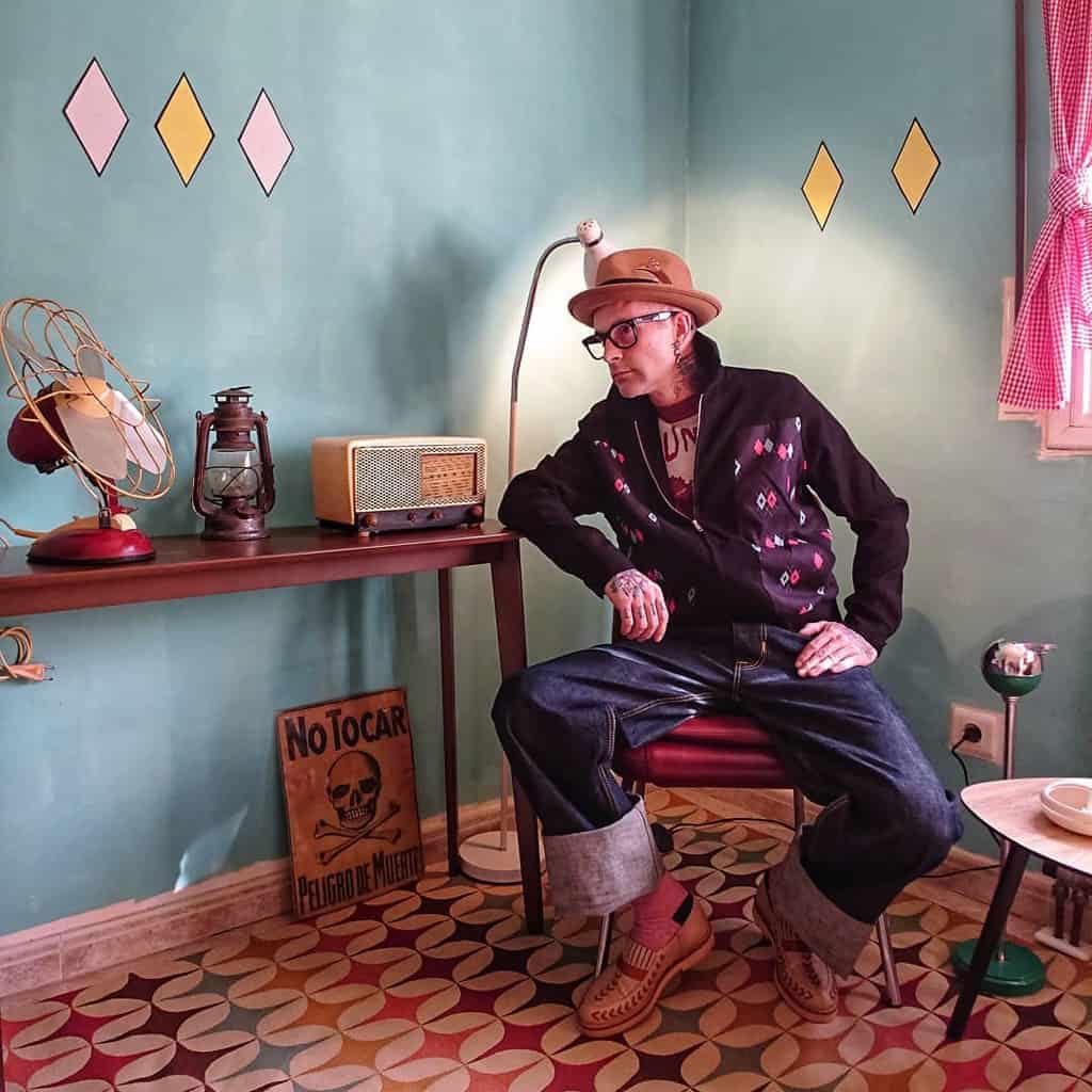 A man dressed in classic rockabilly style wearing oversized cuffs in his jeans