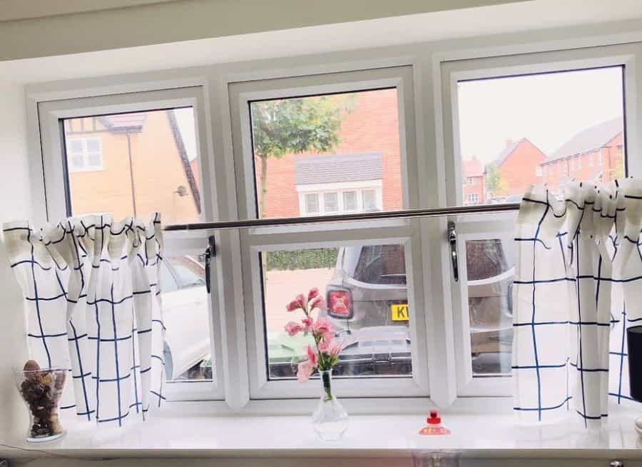 Checkered Kitchen Curtain Ideas sweetcarolineshome