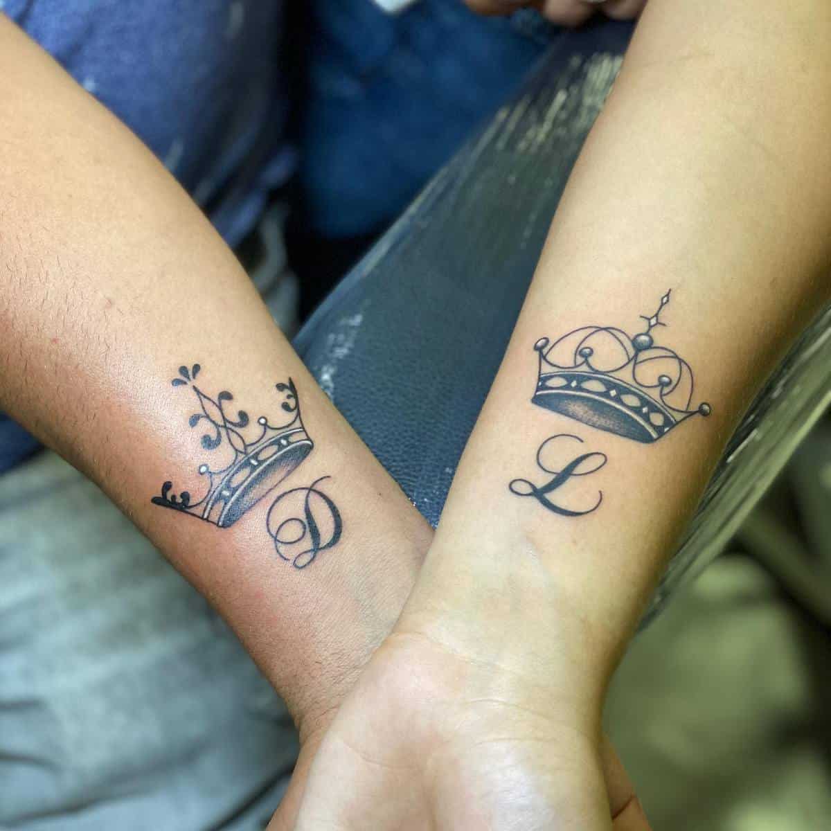 Two arms with crown tattoos; one labeled "D," the other labeled "L"
