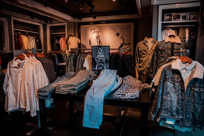 Differences-Between-Abercrombie-and-Hollister