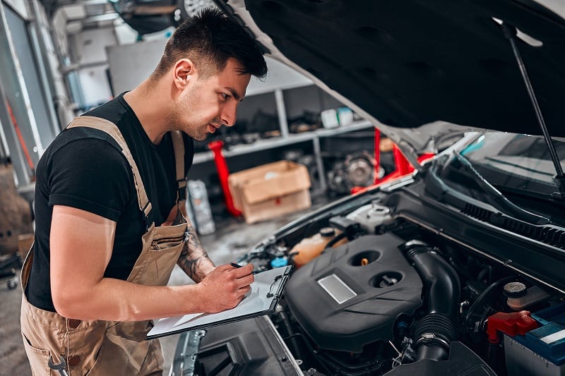 Engine-Repair-Best-Hobby-For-Men-In-Their-30s