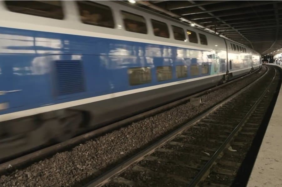 French Buy Trains Too Wide for the Platforms