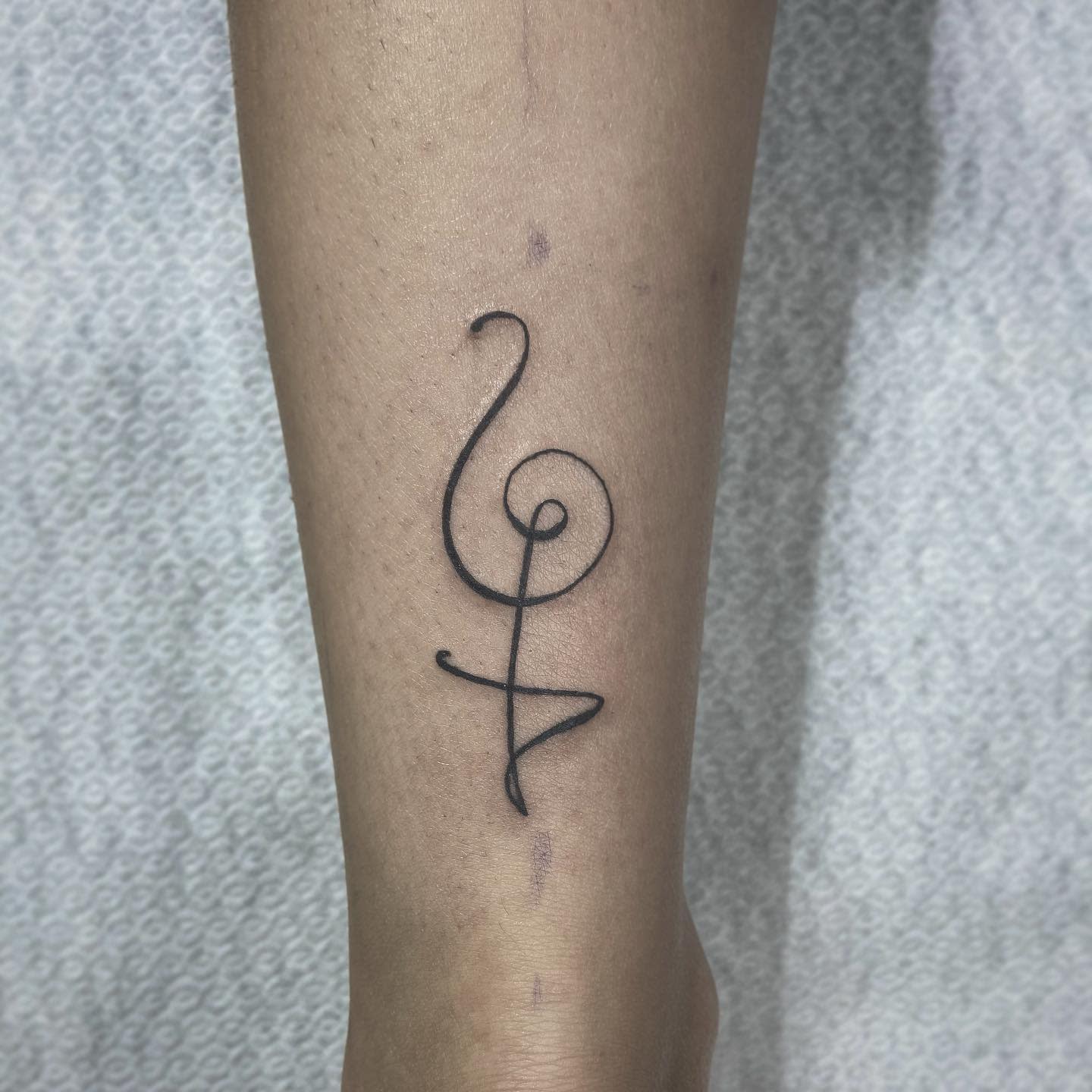 Hakuna Matata Symbol Tattoo on the Leg