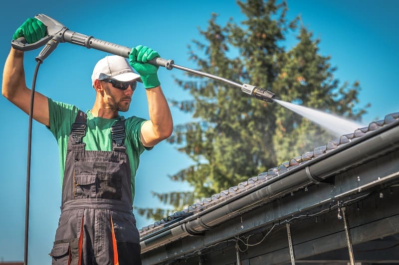 Handyman-Cleaning-Gutters