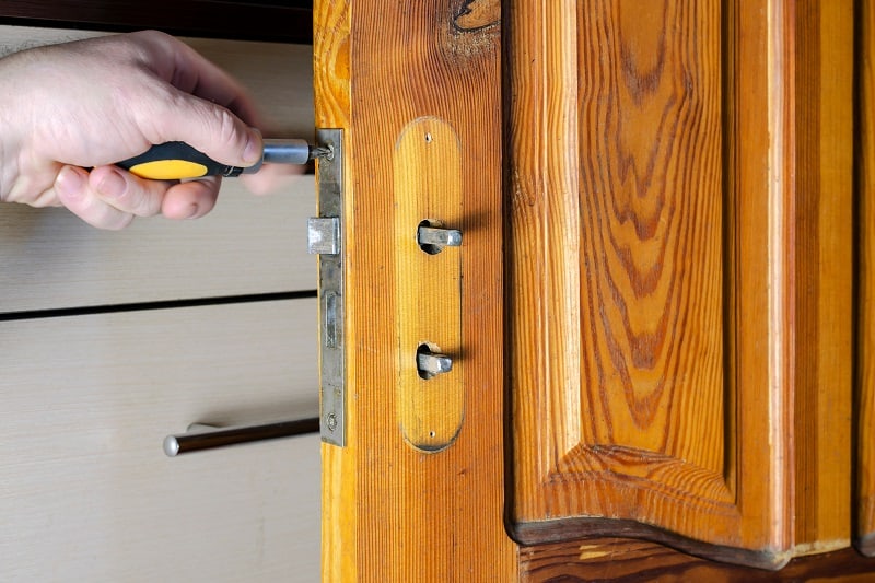 Handyman-Removing-a-Stripped-Screw