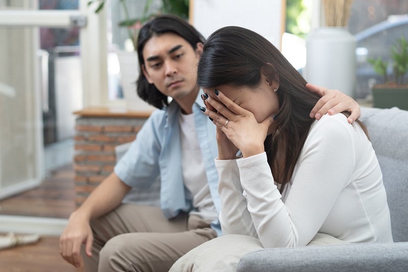 Hanging-On-To-the-Past-Definitive-Signs-That-Say-Its-Time-to-Break-Up