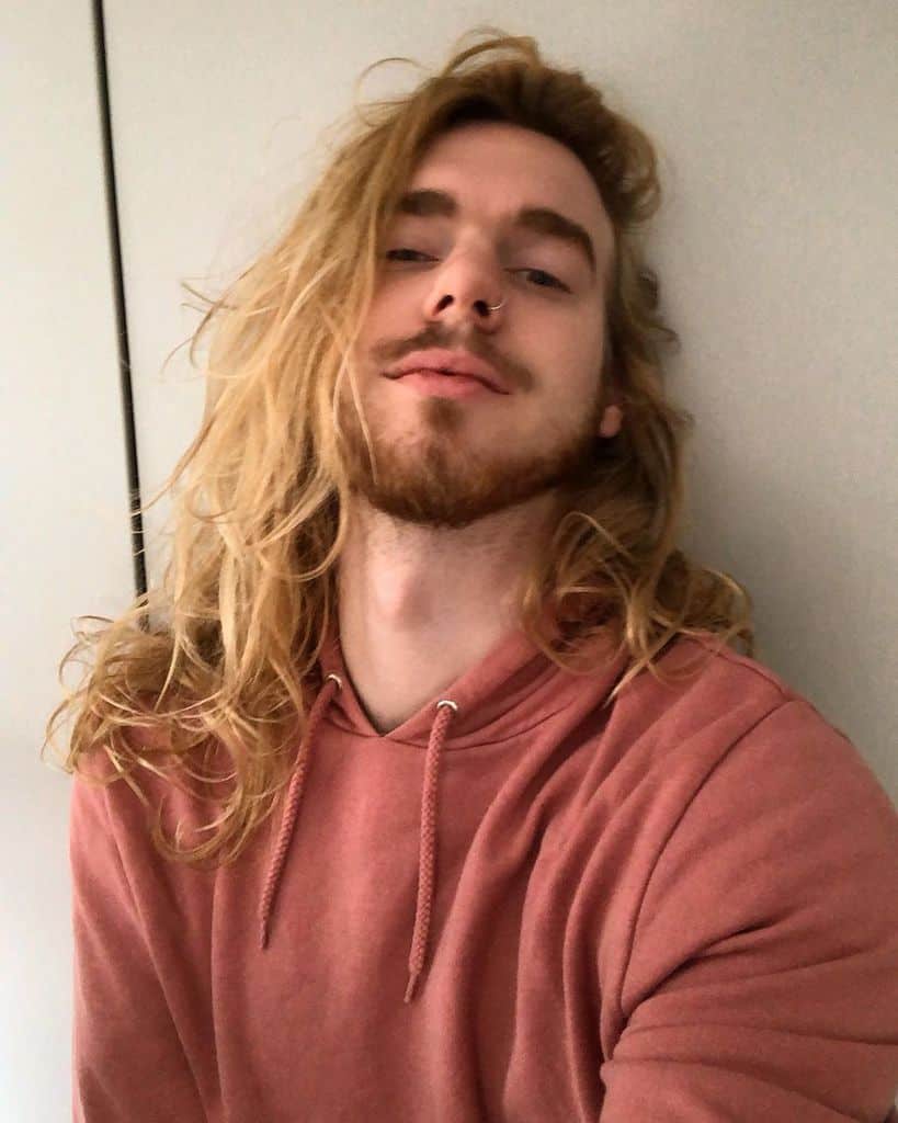 Jewfro Hairstyle With Caramel Highlights