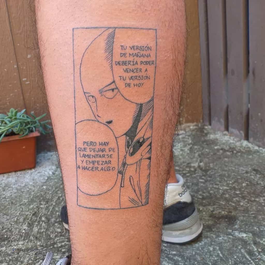 A black ink manga panel tattoo of Saitama from One Punch Man, featuring a motivational quote in Spanish about self-improvement