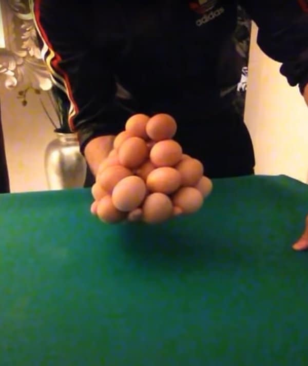 Most eggs held in the hand in 30 seconds