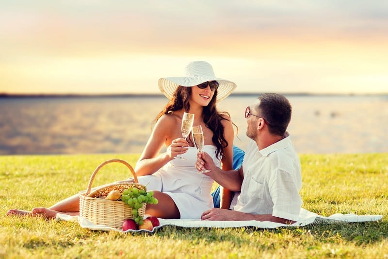Organise-a-Picnic-Valentines-Day-Date-Ideas