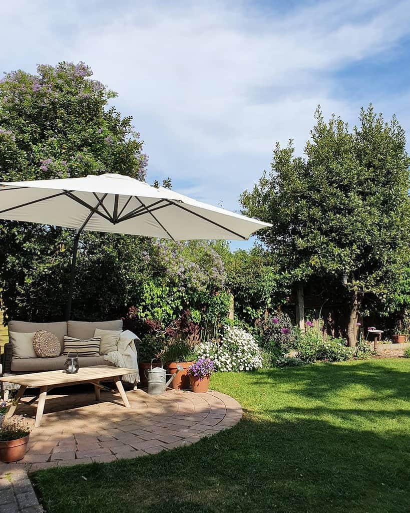 circular paver patio with umbrella 