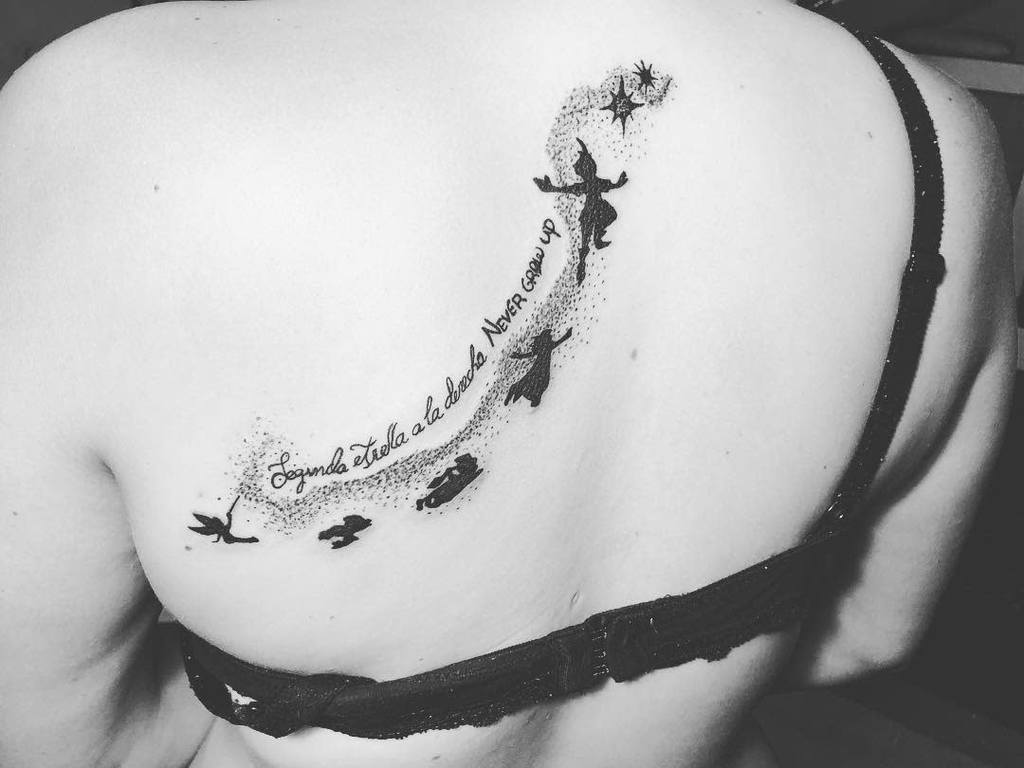 Silhouettes of Peter Pan, Wendy, John, and Michael flying with "Segunda estrella a la derecha Never Grow Up" text