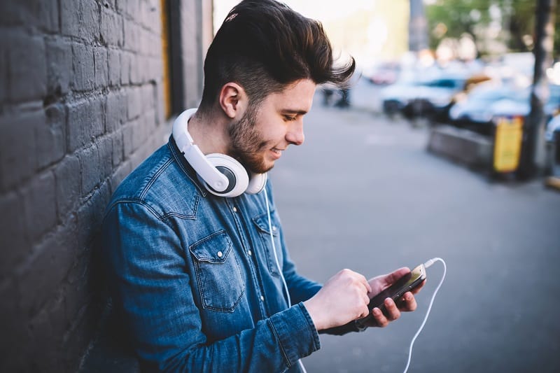 Send-a-Song-To-Keep-the-Spark-Alive-In-Between-Dates