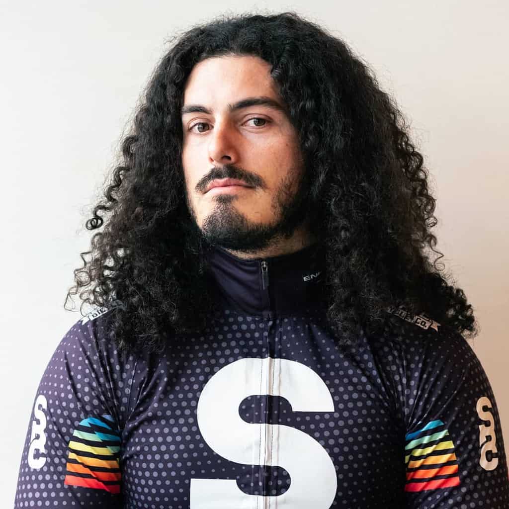 Shoulder Length Jewfro Hairstyle With Well Defined Curls