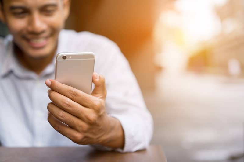 Simple-Things-Matter-When-Texting-To-Keep-the-Spark-Alive-In-Between-Dates