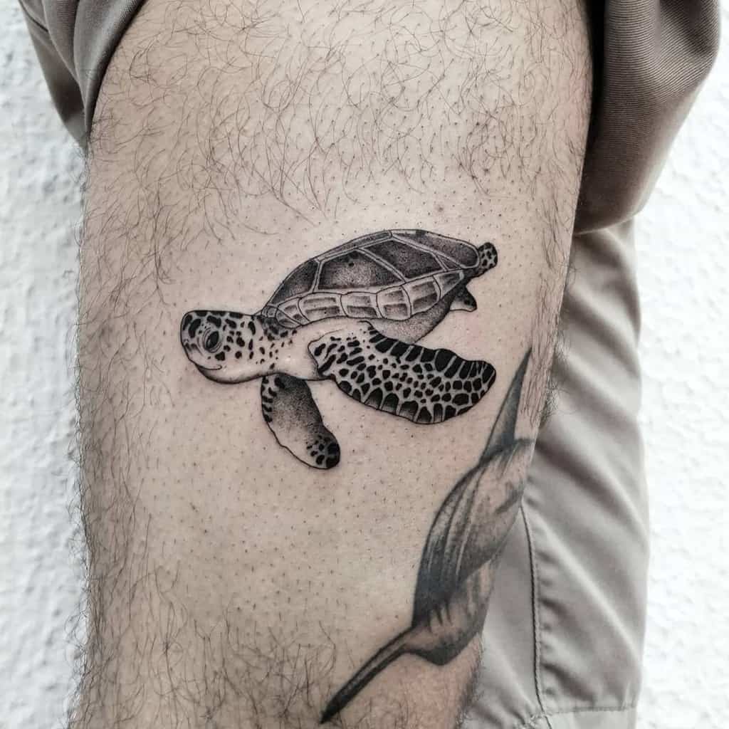Tattoo of a sea turtle on a thigh