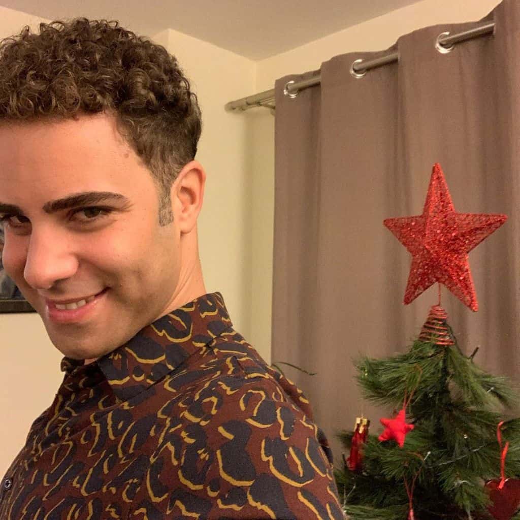 Small Jewfro Hairstyle Ideal For Mature Men