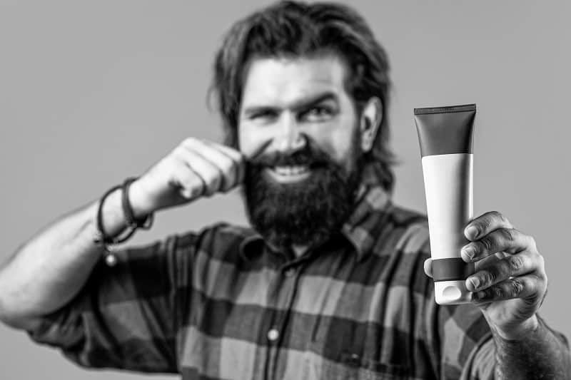 Special-beard-shampoo-How-To-Get-Flake-Free-Beard-Dandruff-101