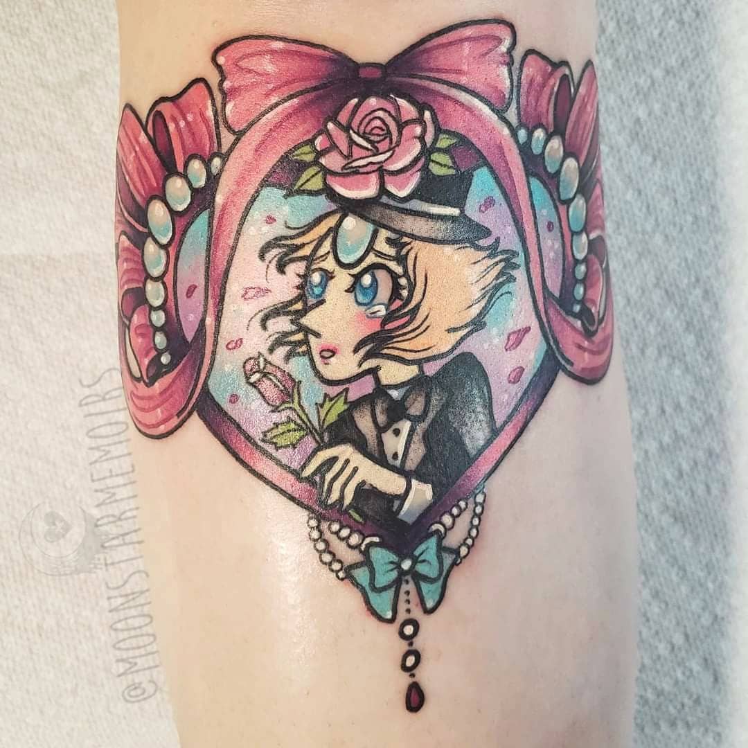 Ornate tattoo of Pearl from Steven Universe, dressed in a tuxedo and holding a rose, framed by a heart-shaped border with ribbons, pearls, and bows, on the leg