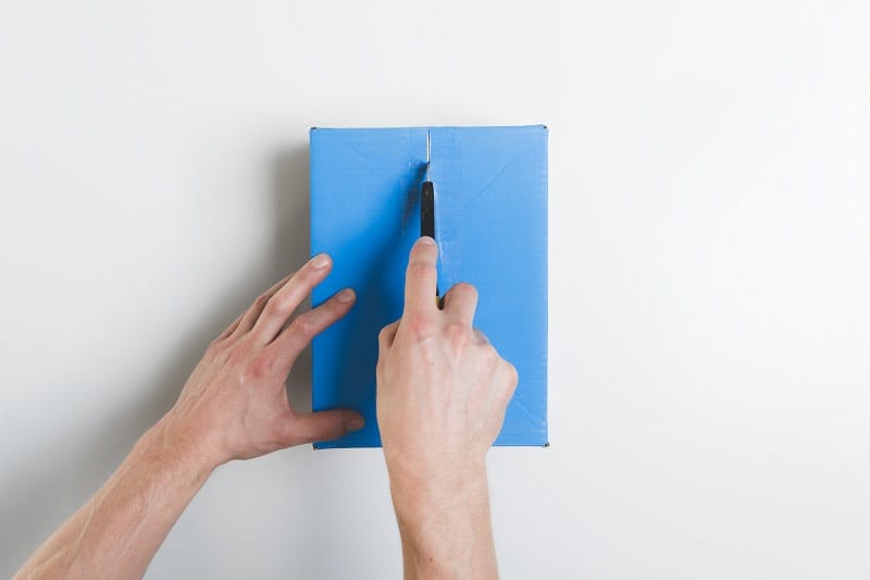 Use-a-Pocket-Knife-to-Open-Clamshell-Packaging