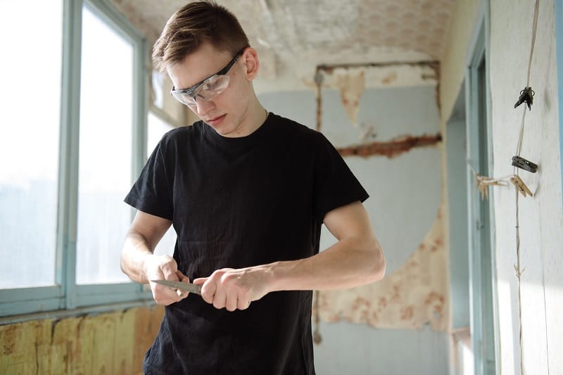 Use-a-Pocket-Knife-to-Sharpen-Your-Pencil
