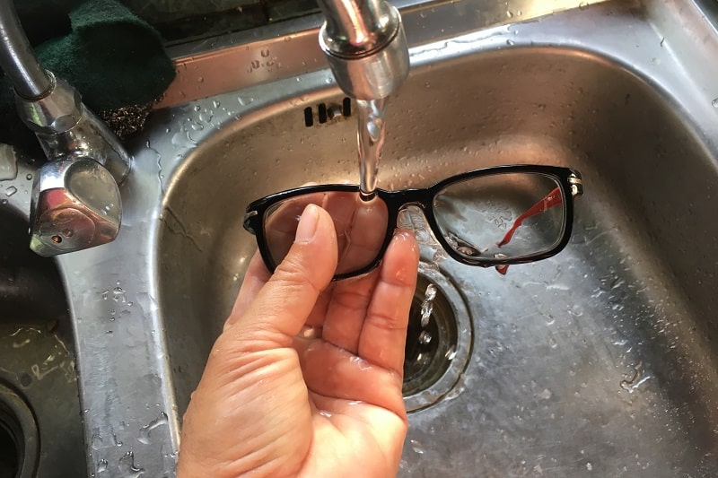 Use-toothpaste-to-remove-scratches-from-glasses