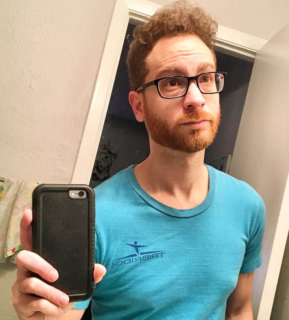 Voluminous Jewfro Hairstyle With Fine Curls