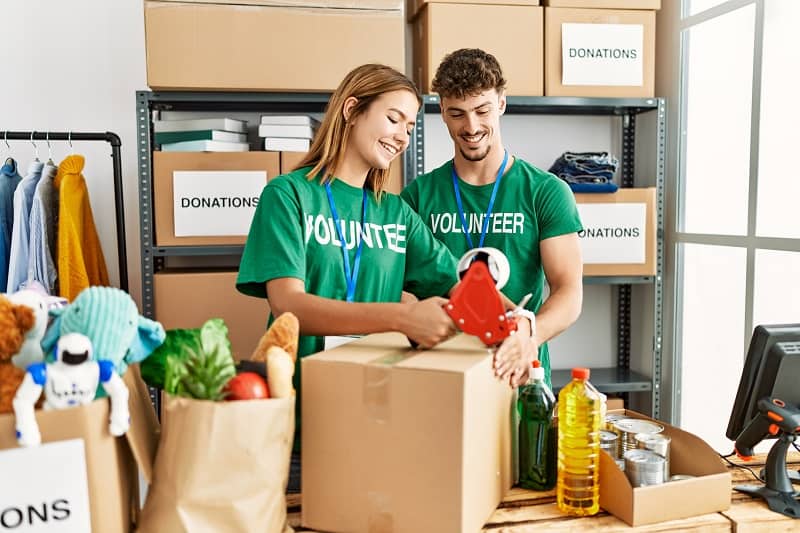 Volunteering-Best-Hobbies-For-Couples