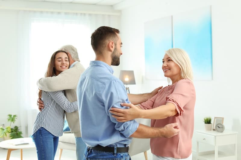 Wear-Shirt-When-Meeting-Her-Parents