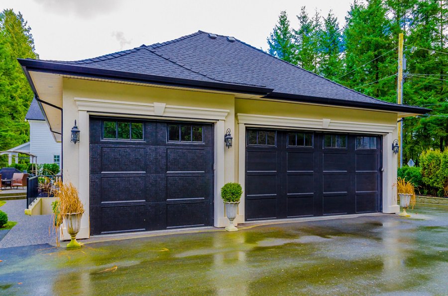garage door with window panels 