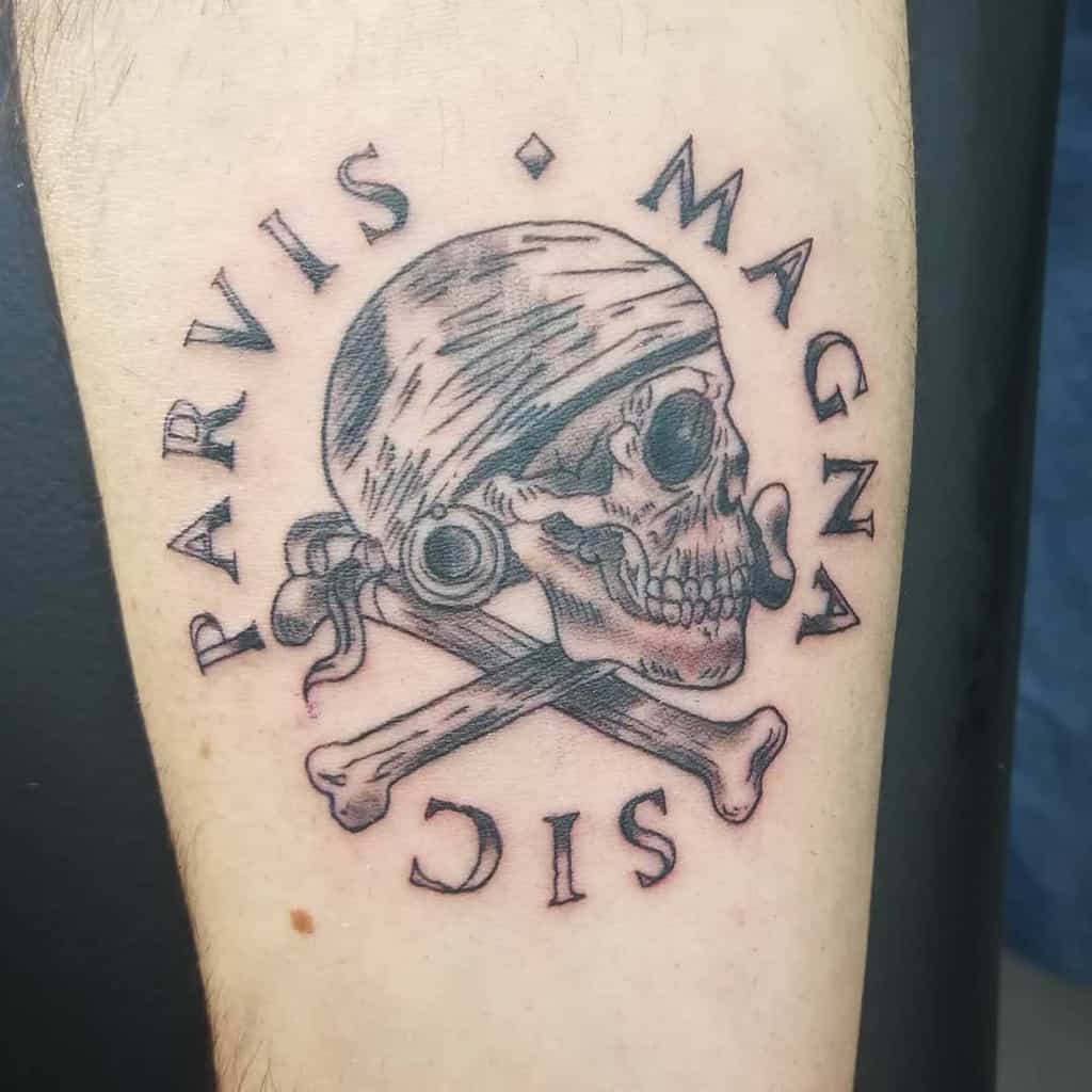 Tattoo of a pirate skull with crossed bones and the phrase "Sic Parvis Magna" encircling it