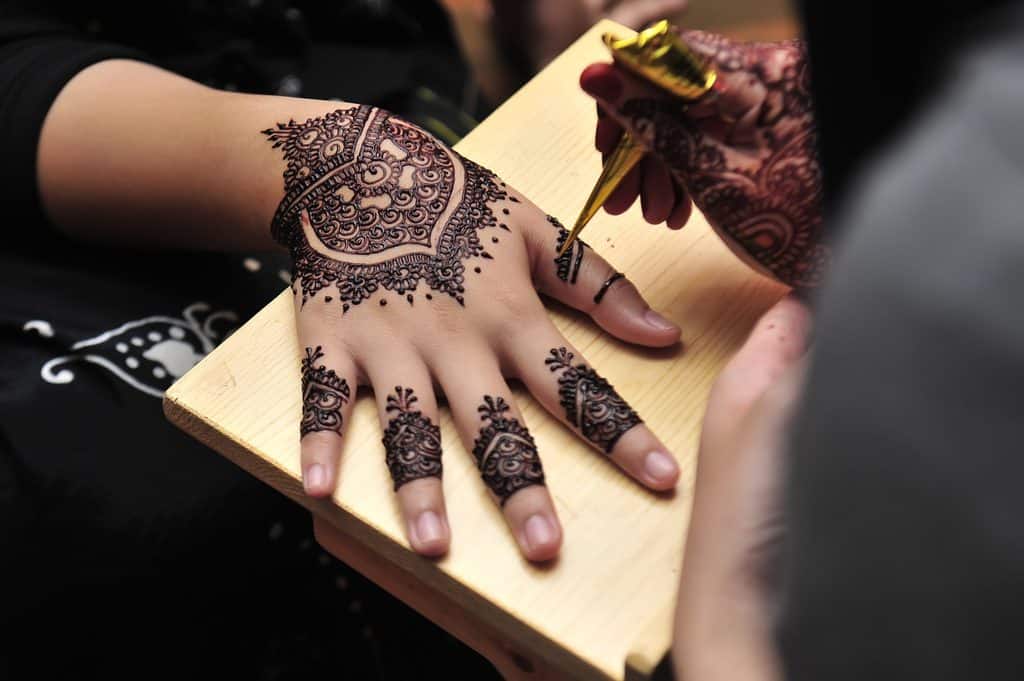 Artist Draws On Henna Ink Tatt Right Hand
