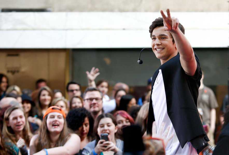 New,York-may,26:,Recording,Artist,Austin,Mahone,Performs,On,The