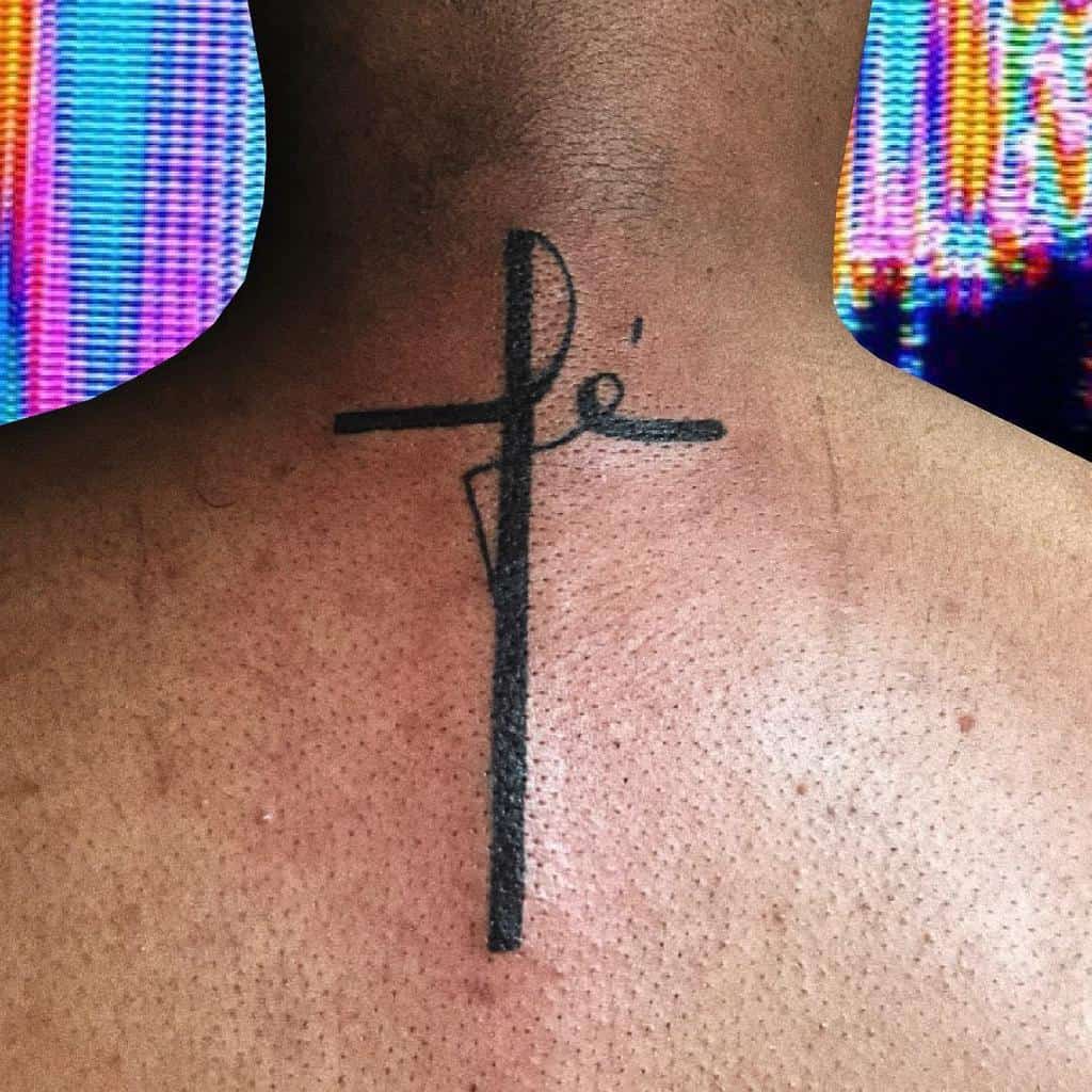 Neck tattoo featuring a cross with "fé," symbolizing faith, seamlessly integrated into the design