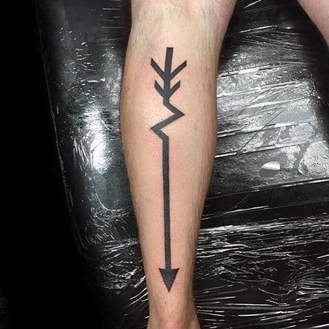 Minimalist zigzag arrow tattoo on a man's leg