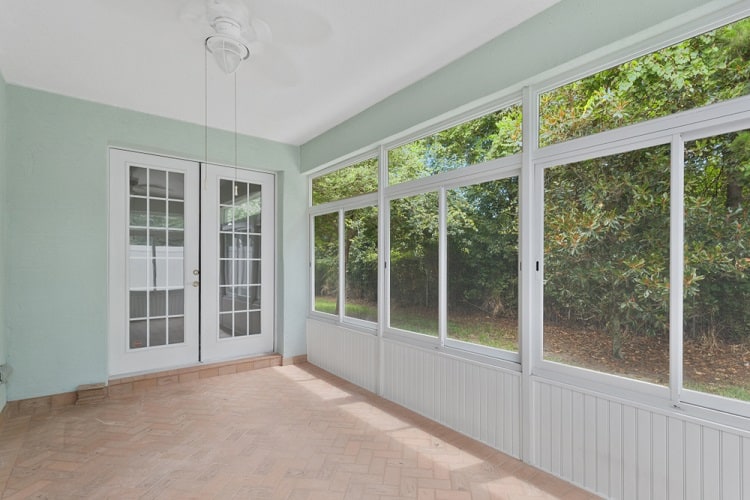 porch with outdoor and indoor area