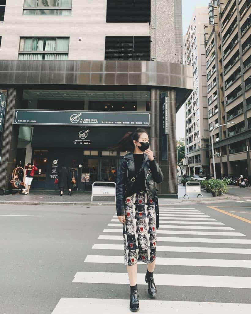 Black Facemask Outfit Woman