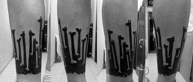 Black Ink Giraffe Necks Mens Armband Tattoos