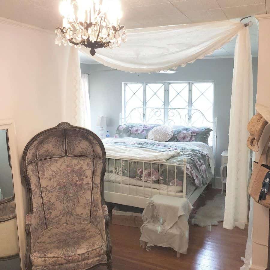 cottage style romantic bedroom with canopy 