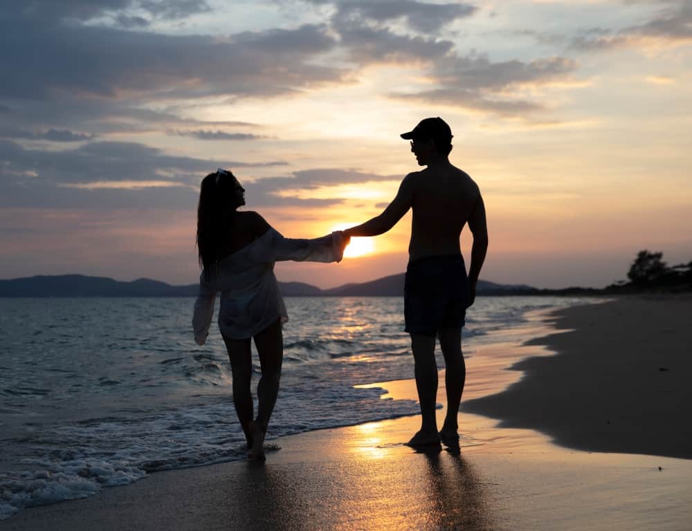 couple date night on the beach