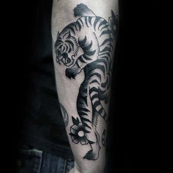 Crawling Tiger Mens Traditional Outer Forearm Tattoo Ideas