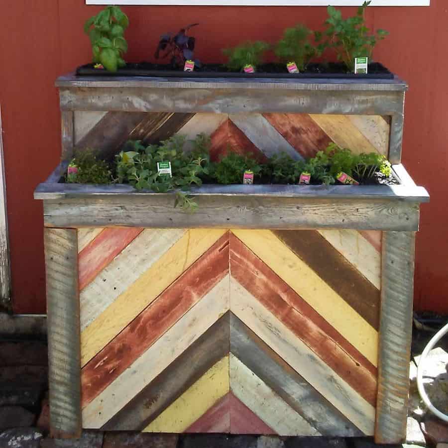 creative wood pallet garden design 