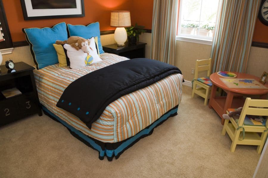 kids room orange walls table and chairs