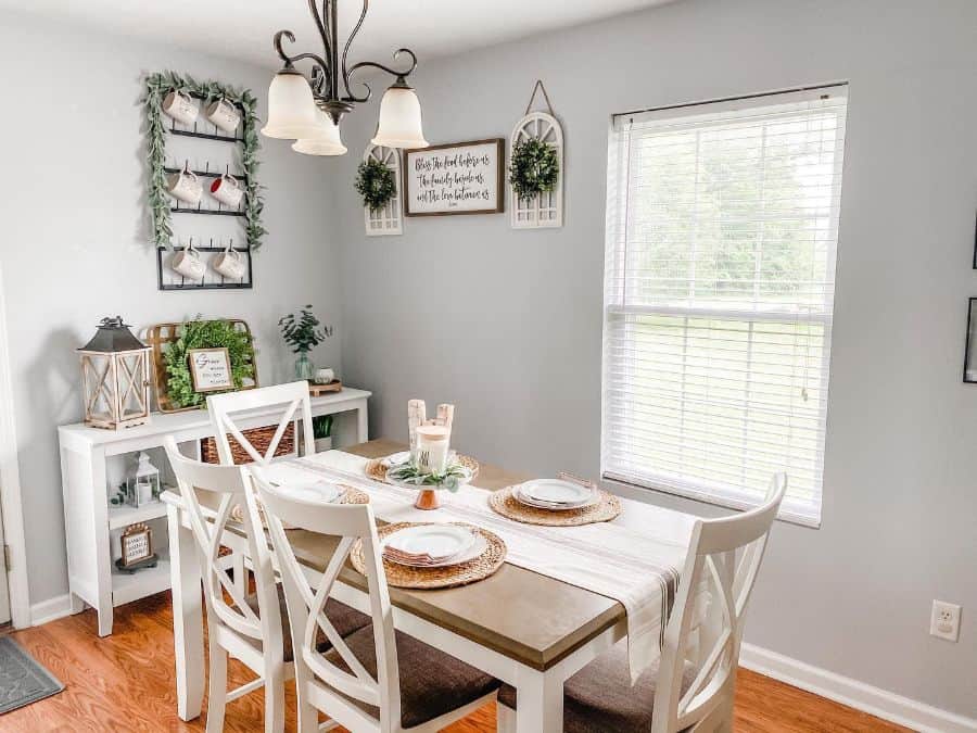 farmhouse dining room with rustic decor