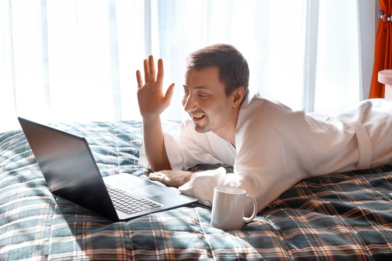 don’t-spam-their-phone-maintain-long-distance-relationship