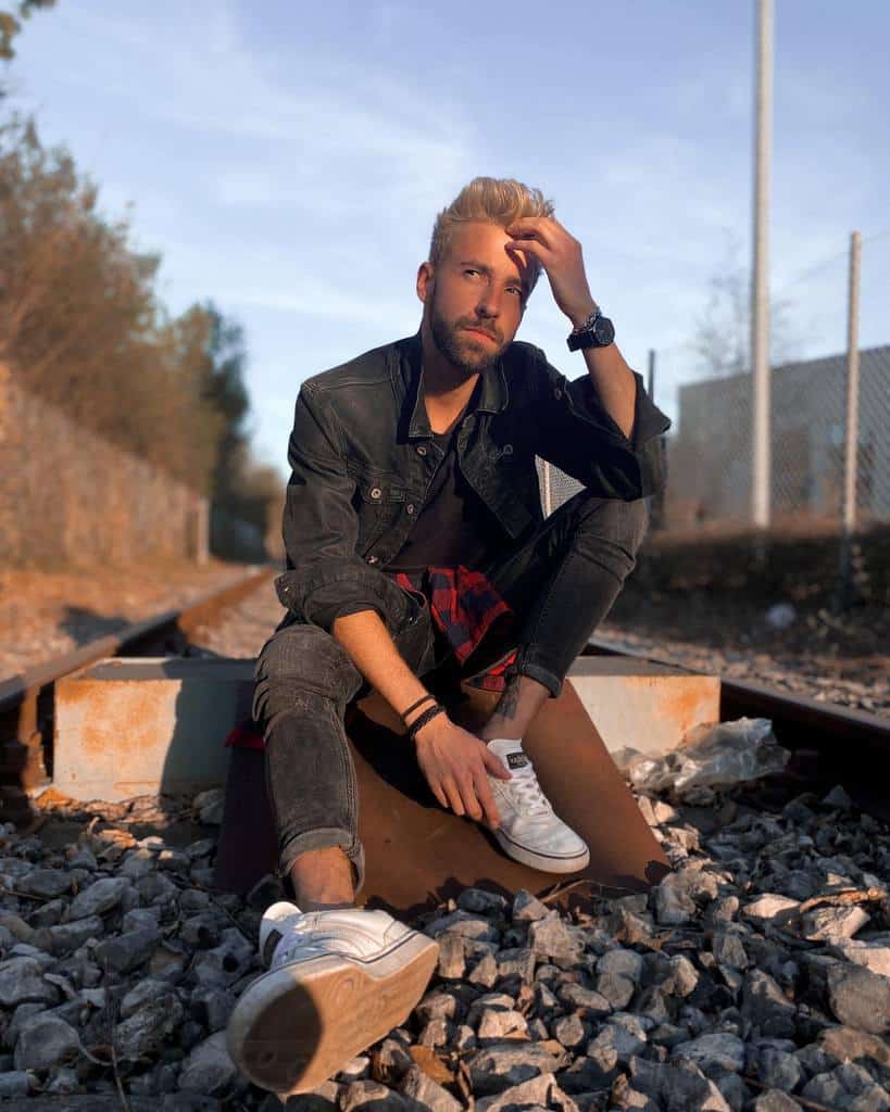 Edgy Outfit White Sneakers