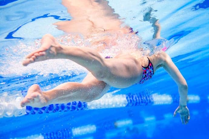 swimmer using flutter kick swimming technique