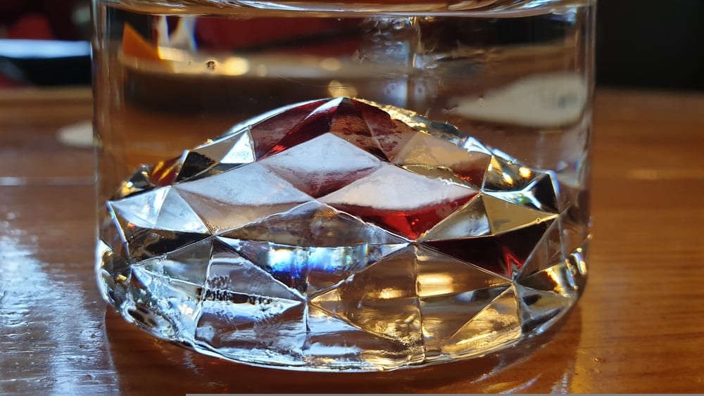 glass bottom side view with rhombus pattern