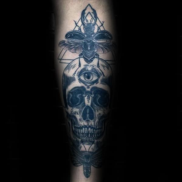 guy with skull and scarab back of leg tattoo design