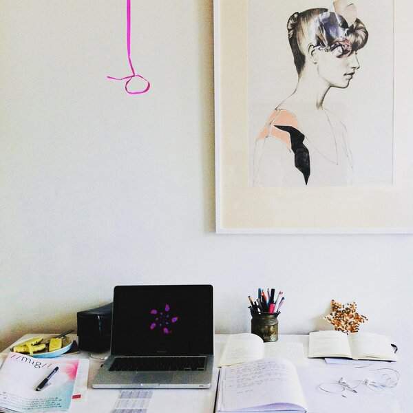 A minimalist workspace featuring inspiring wall art, adding personality and creativity to the room while keeping the focus on productivity.
